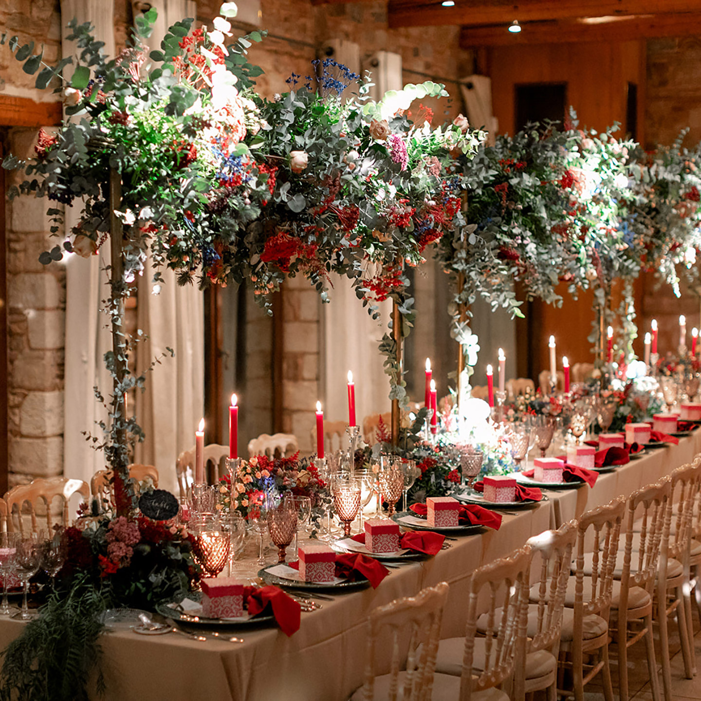 Λευκά στολισμένα γαμήλια τραπέζια στον εσωτερικό χώρο του Πύργου Πετρέζα